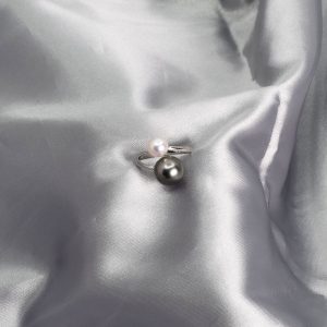 Bague en perles noires de Tahiti et perles Akoya du Japon