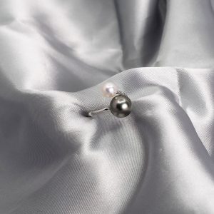 Bague en perles noires de Tahiti et perles Akoya du Japon