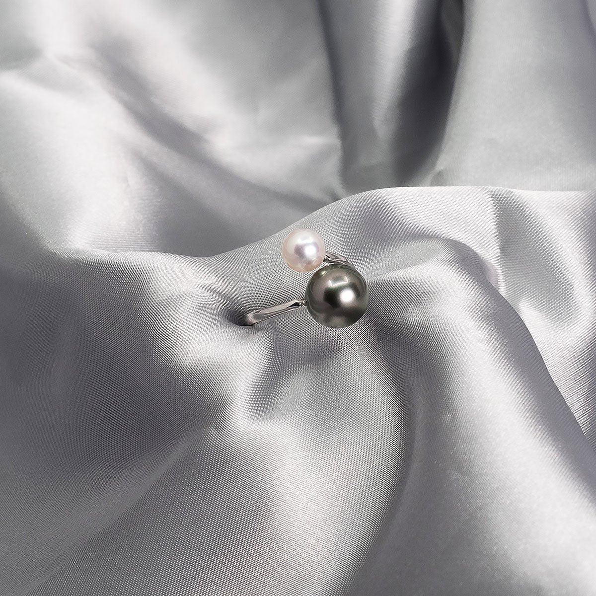 Bague en perles noires de Tahiti et perles Akoya du Japon