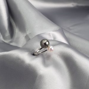 Bague en perles noires de Tahiti et perles Akoya du Japon