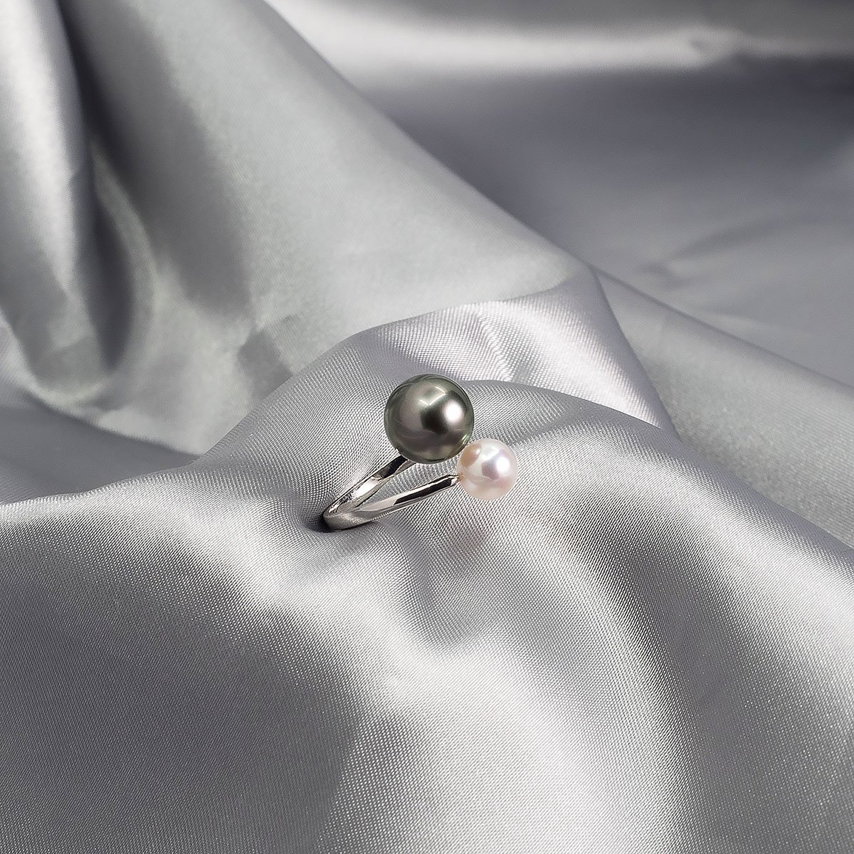 Bague en perles noires de Tahiti et perles Akoya du Japon