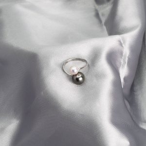 Bague en perles noires de Tahiti et perles Akoya du Japon
