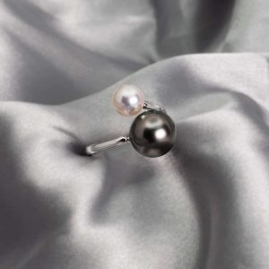 Bague en perles noires de Tahiti et perles Akoya du Japon