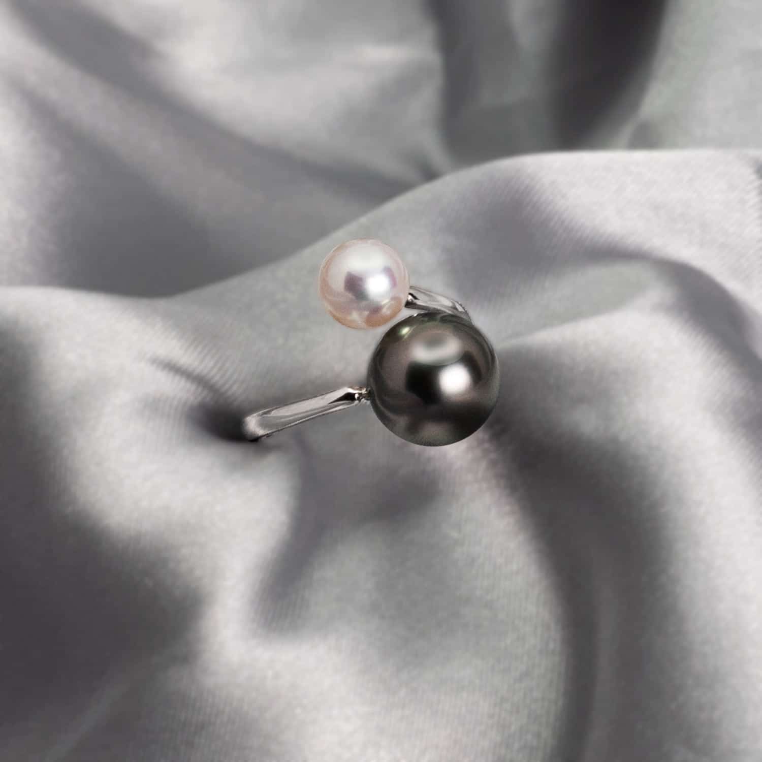 Bague en perles noires de Tahiti et perles Akoya du Japon