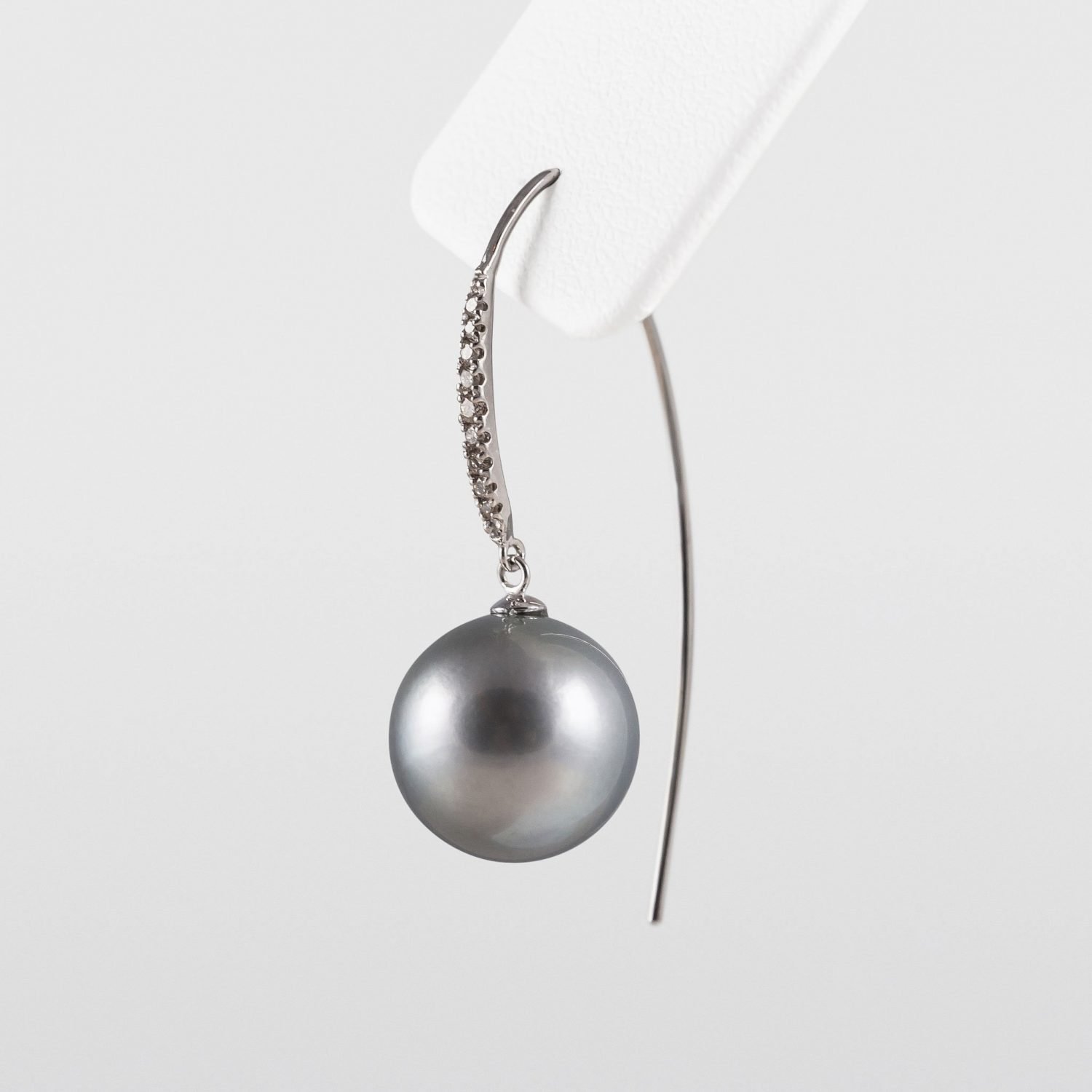 Boucles d'oreilles en perles noires de Tahiti avec diamants