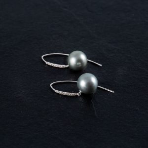 Boucles d'oreilles en perles noires de Tahiti avec diamants