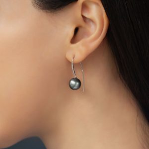 Boucles d'oreilles en perles noires de Tahiti avec diamants