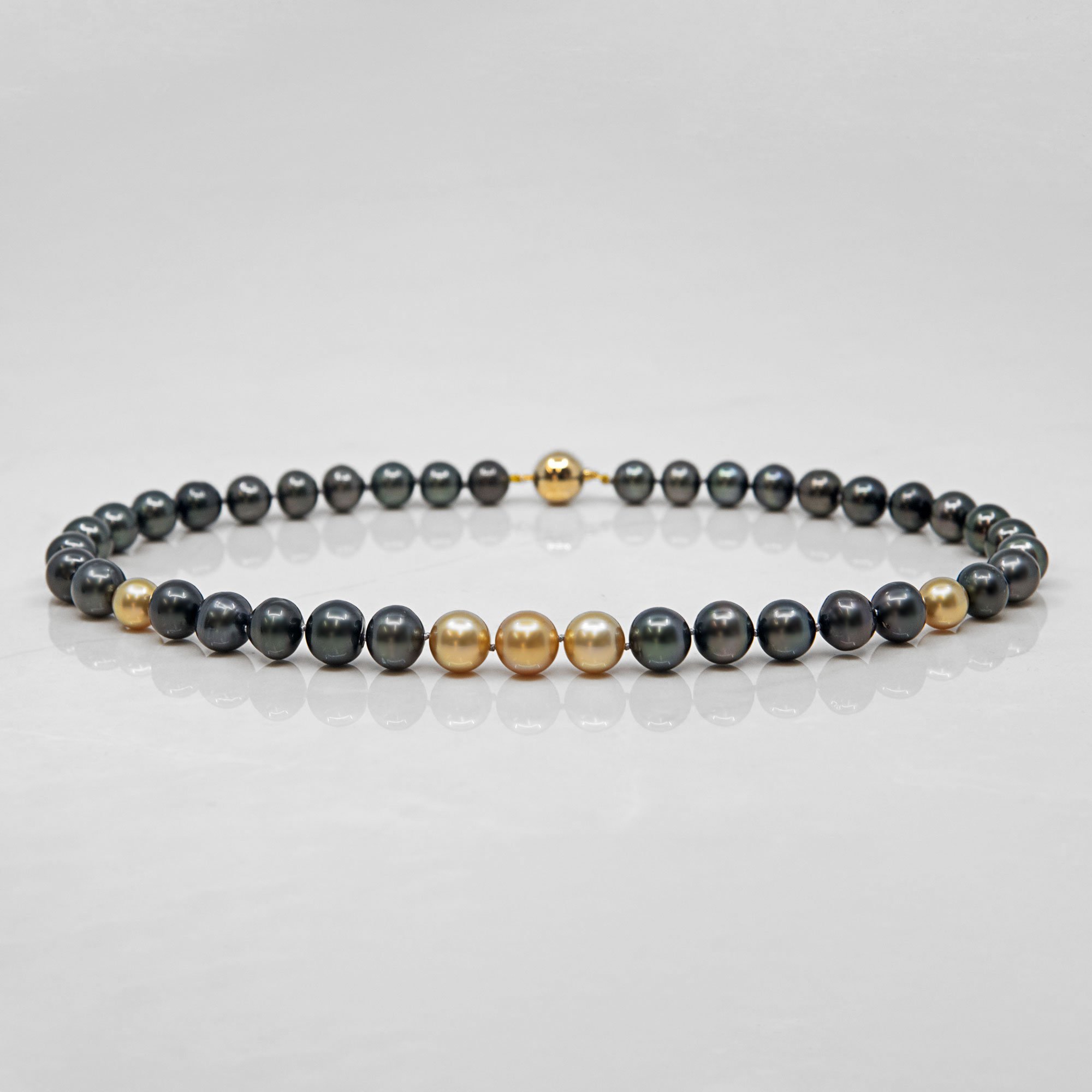 Collar de perlas especiales que combina perlas del Mar del Sur y de Tahití, diseñado por Pearls.jp.