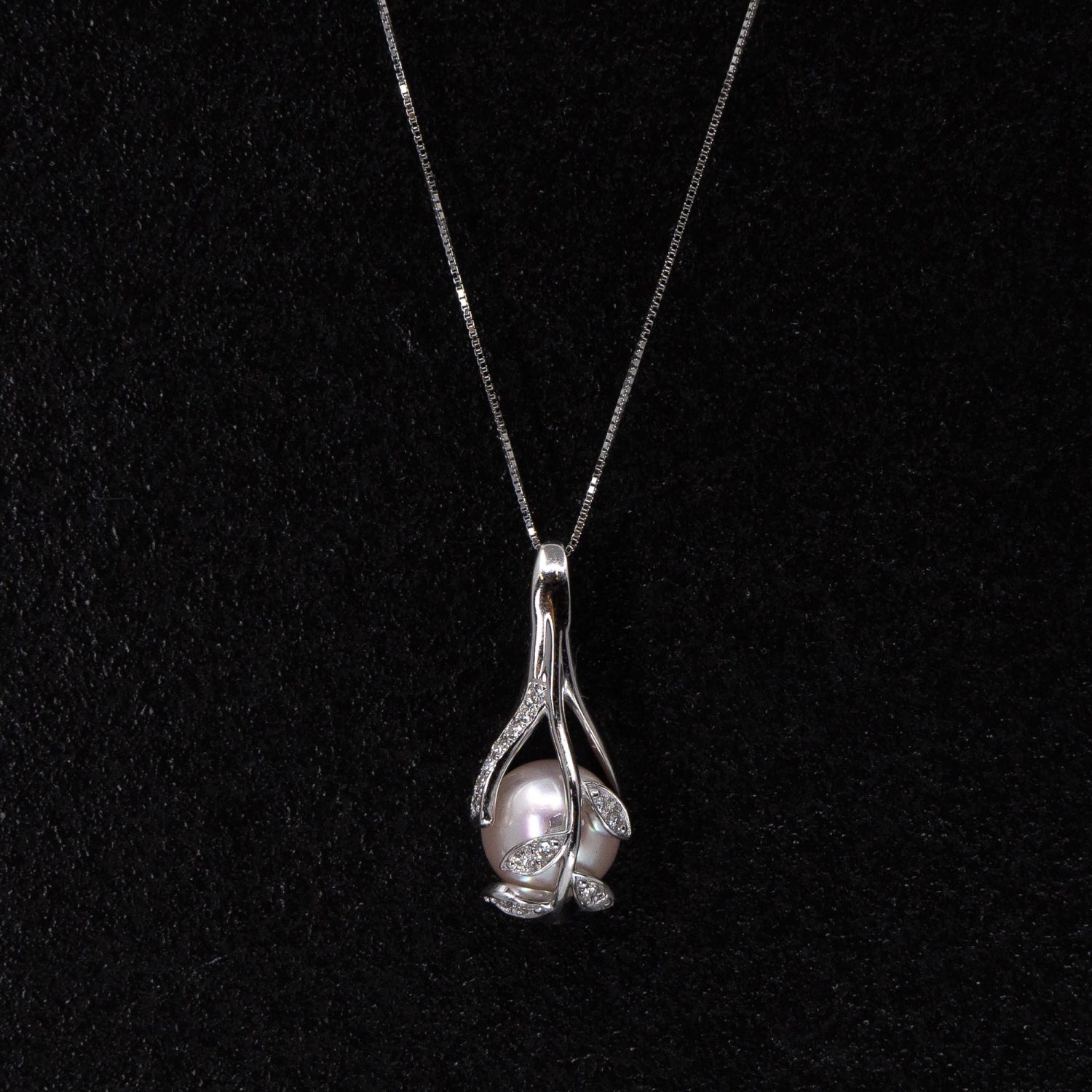Japanese Akoya pearl pendant with diamonds