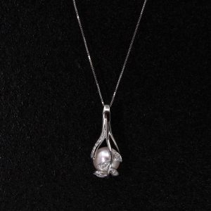 Japanese Akoya pearl pendant with diamonds