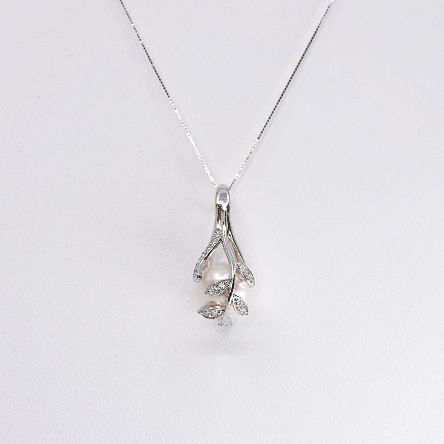Japanese Akoya pearl pendant with diamonds