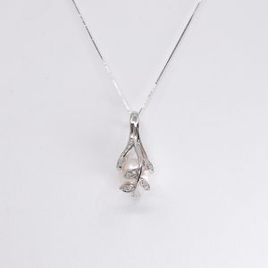 Japanese Akoya pearl pendant with diamonds