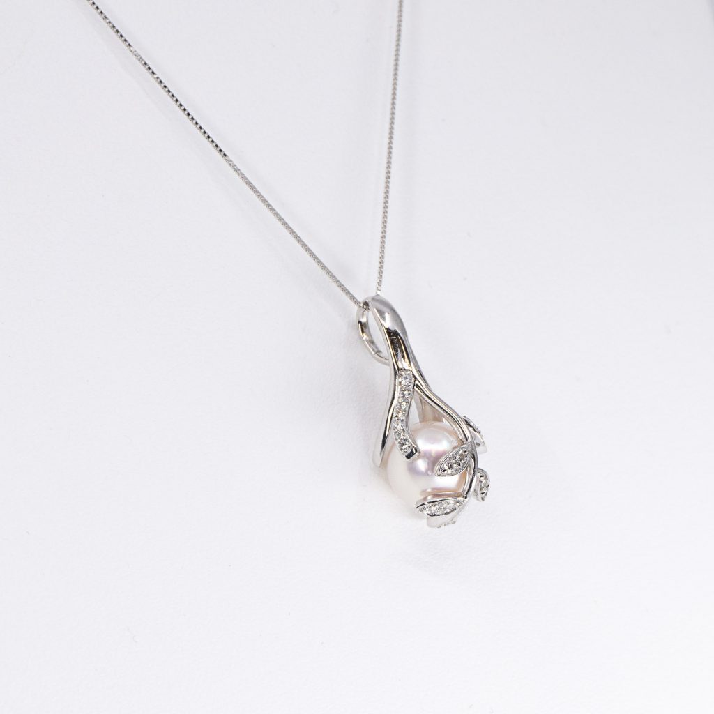 Japanese Akoya pearl pendant with diamonds