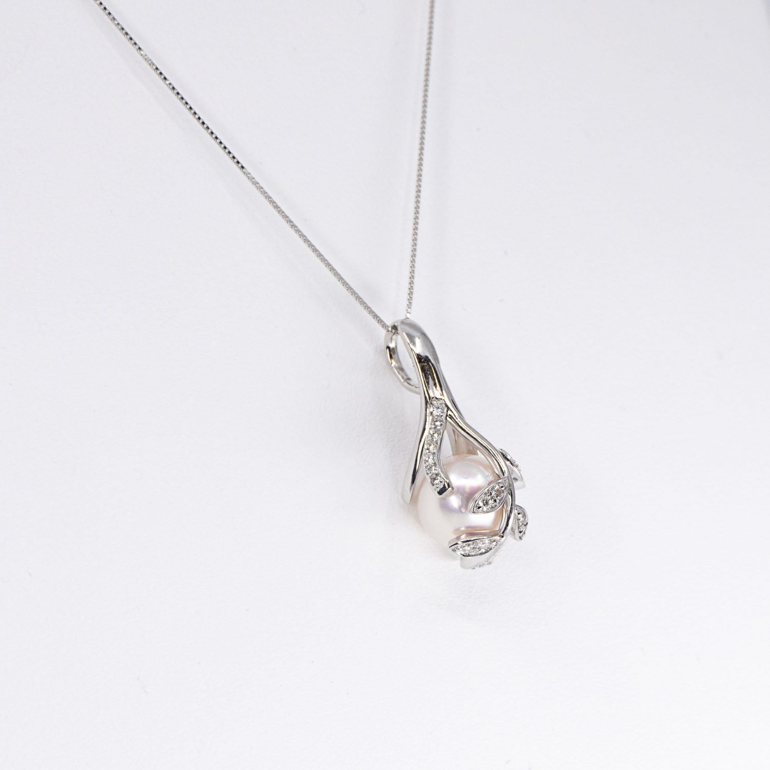 Japanese Akoya pearl pendant with diamonds