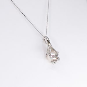Japanese Akoya pearl pendant with diamonds