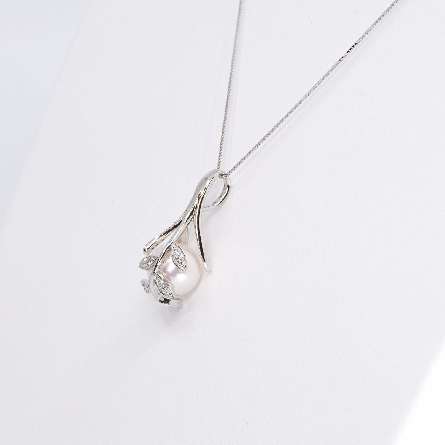 Japanese Akoya pearl pendant with diamonds
