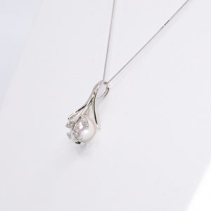 Japanese Akoya pearl pendant with diamonds