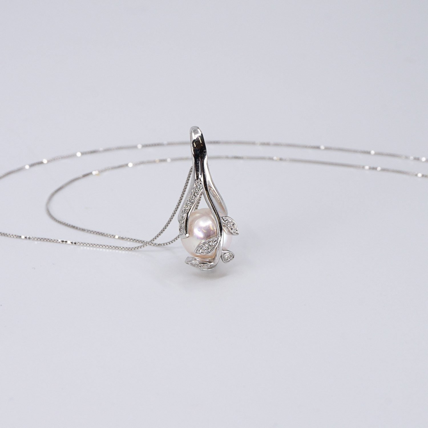 Japanese Akoya pearl pendant with diamonds