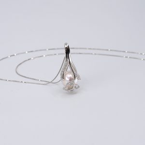 Japanese Akoya pearl pendant with diamonds