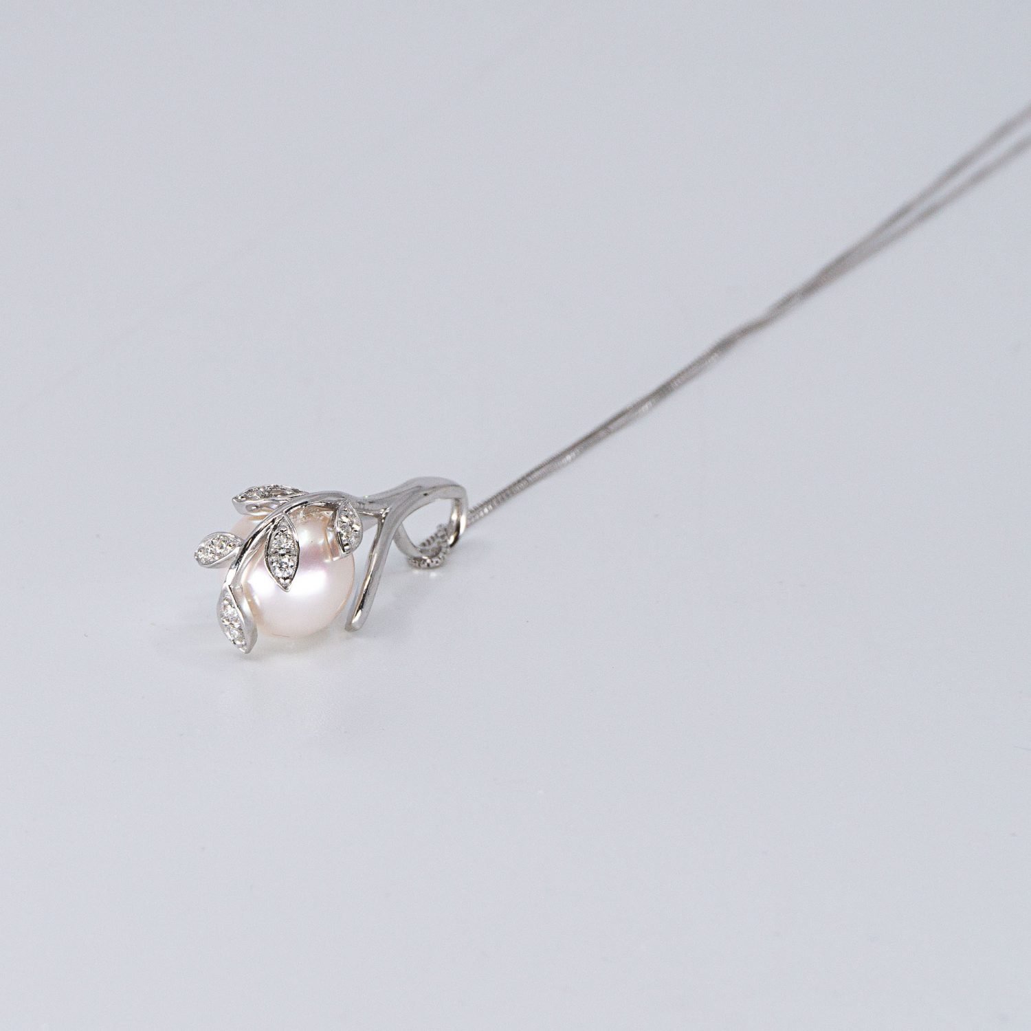 Japanese Akoya pearl pendant with diamonds