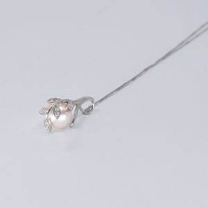 Japanese Akoya pearl pendant with diamonds