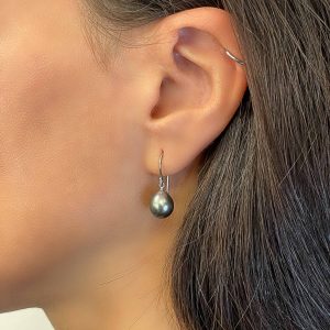 Mustat tahitinhelmikorvakorut pisaranmuotoiset AAA. Pearls.jp Tokio Japani