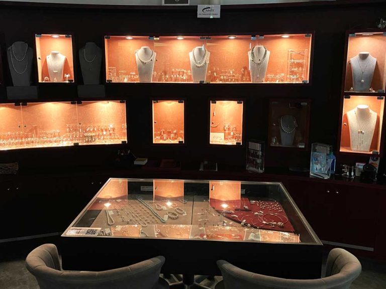 Pearls.jp-Showroom in Roppongi, Tokio – Perlen und Diamanten gemeinsam ausgestellt.