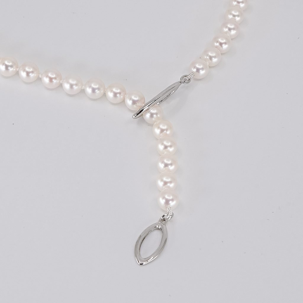 Hestia Japanische Akoya-Perlenkette mit Weißgold-Verschluss.