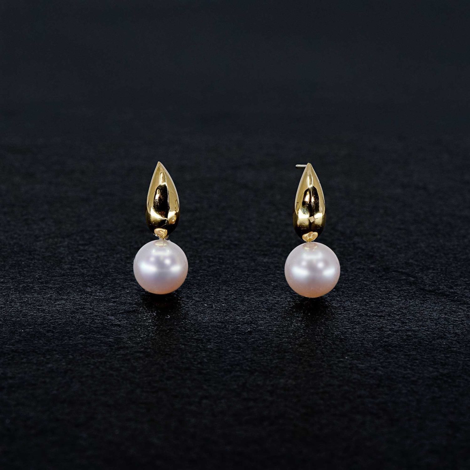 日本産アコヤ真珠のイヤリング、pearls.jp、東京、日本